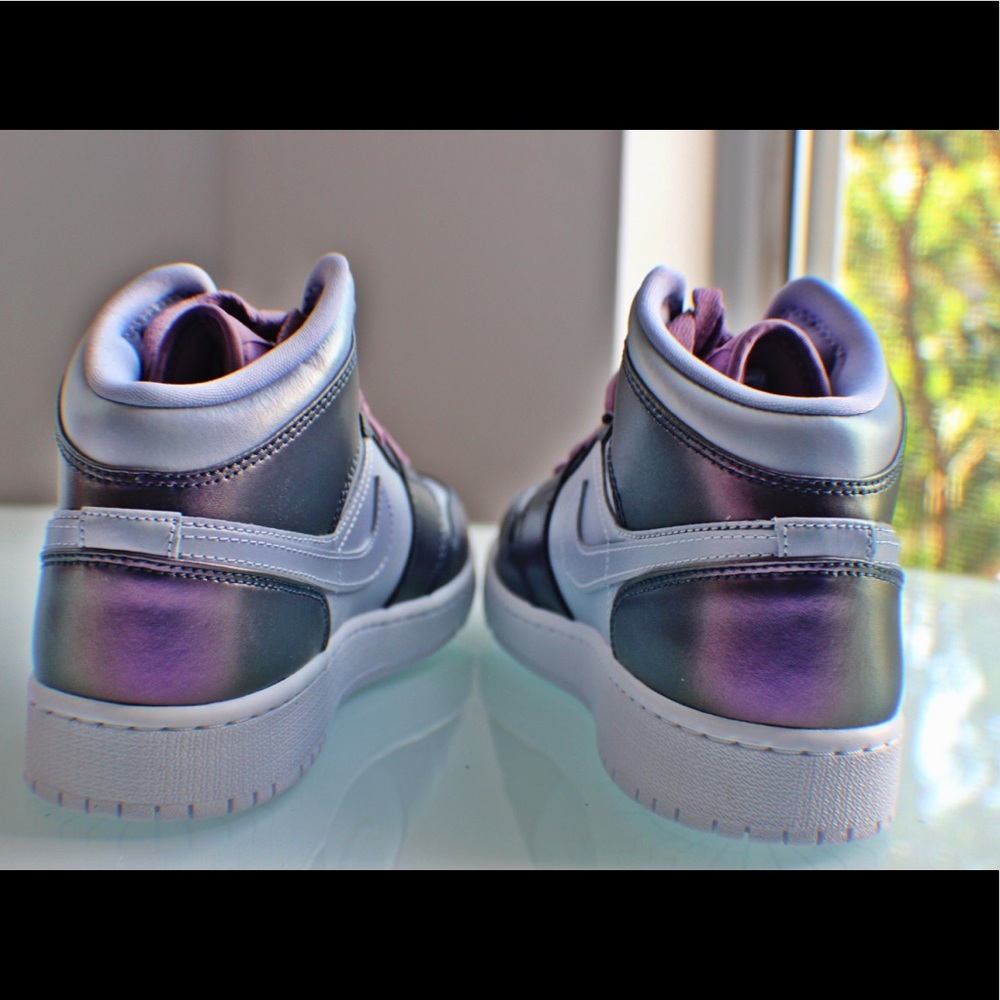 New Women’s Air Jordan 1 Retro ‘Metallic Purple’ - Picture 3 of 8